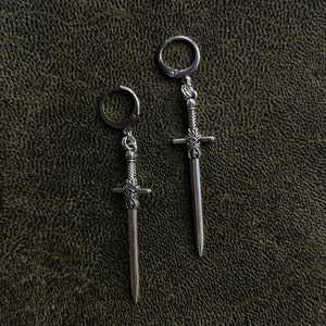 boucles d'oreilles épée en argent le livre des chevaliers image 8