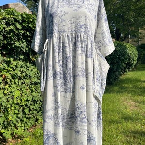 Summer dress made of cotton with a romantic Toile de Jouy pattern in white/blue