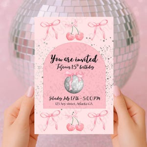 Convite de aniversário com tema de cereja e bola de discoteca | Convite para festa com laço rosa | 15º aniversário editável | Aniversário de pré-adolescente | Download instantâneo