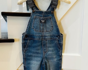 Macacão jeans OSH KOSH B'gosh – tamanho infantil 4T unissex