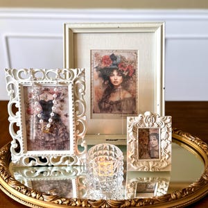 Collezione di cornici vintage curata: cornici shabby chic decorate, stile antico, decorazioni per pareti