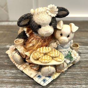 Mary&#39;s Moo Moos Figurine: Cookies Are For Sharing, 1993 Enesco Collectible