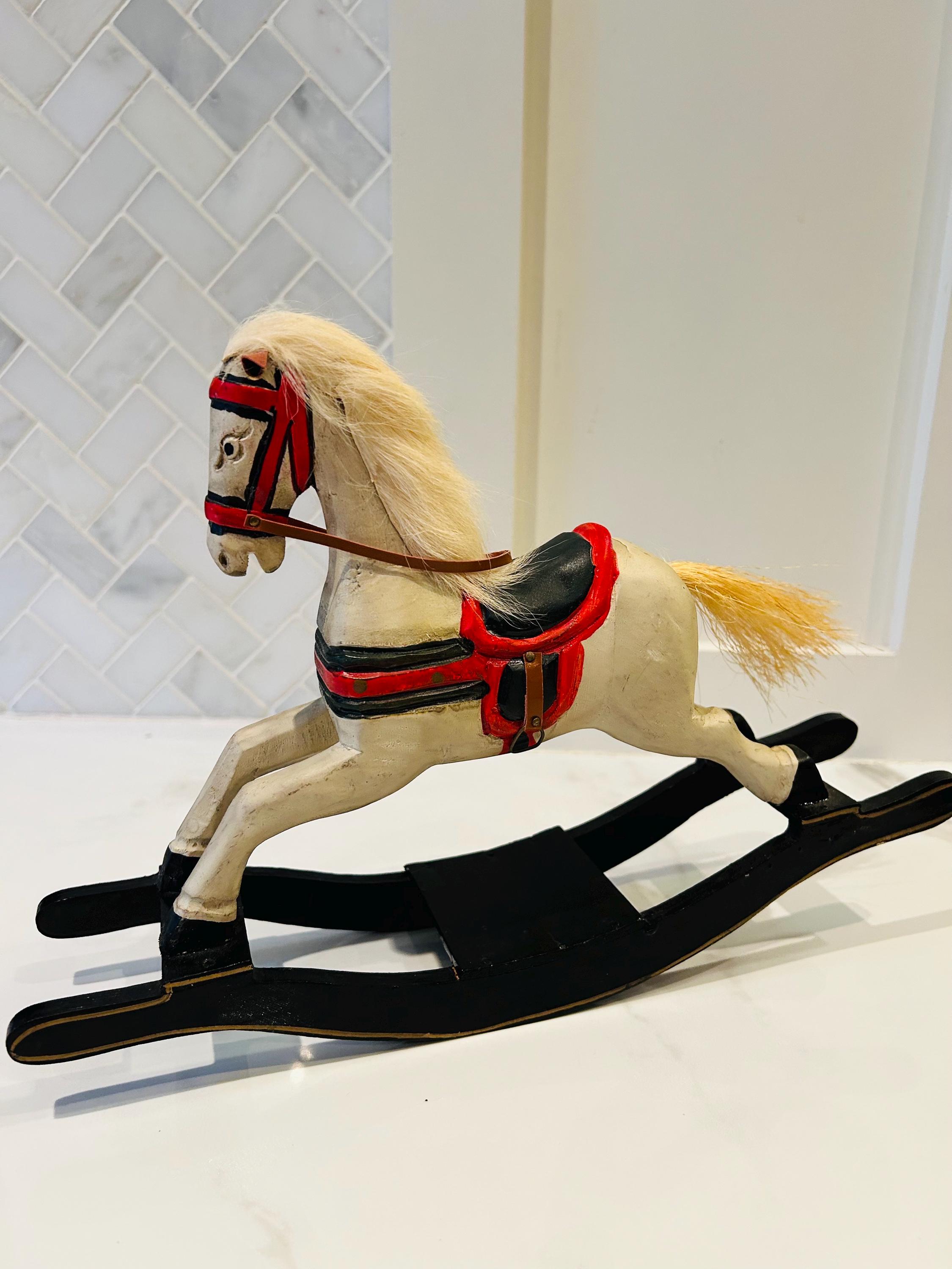 ヴィンテージの手彫り木製ロッキングホース：スカンジナビアの乗馬装飾