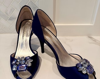 Zapatos de tacón Caparros de satén azul con broche de pedrería, talla 7.5