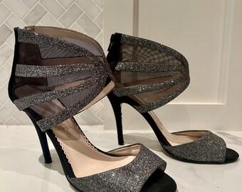 Escarpins H By Halston Champagne - Taille 6 US - Satin Et Cristaux - Très Hauts - Occasion