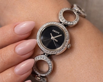Reloj DKNY con pulsera de plata y diamantes de imitación