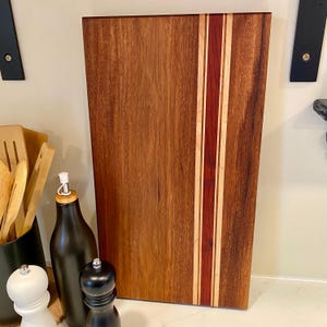 Afrikanisches Mahagoni Massivholz Schneidebrett // Modernes Charcuterie-Servierbrett aus afrikanischem Mahagoni, Padauk und Ahorn