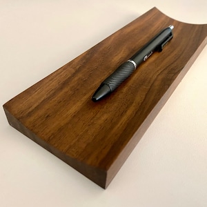 Vassoio portapenne e organizer da scrivania in legno Ellipse // Noce, Acero, Acero riccio, Ciliegio, Rovere bianco/nero/rosso, Zebrawood, Purpleheart, Padouk, Mogano
