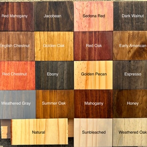 Op de afbeelding: Een raster van houtvlekstalen in verschillende kleuren, waaronder Red Mahogany, Jacobean, Sedona Red en Dark Walnut. Elk monster is gelabeld met zijn naam in witte tekst. Andere kleuren zijn Golden Oak, Ebony en Honey.