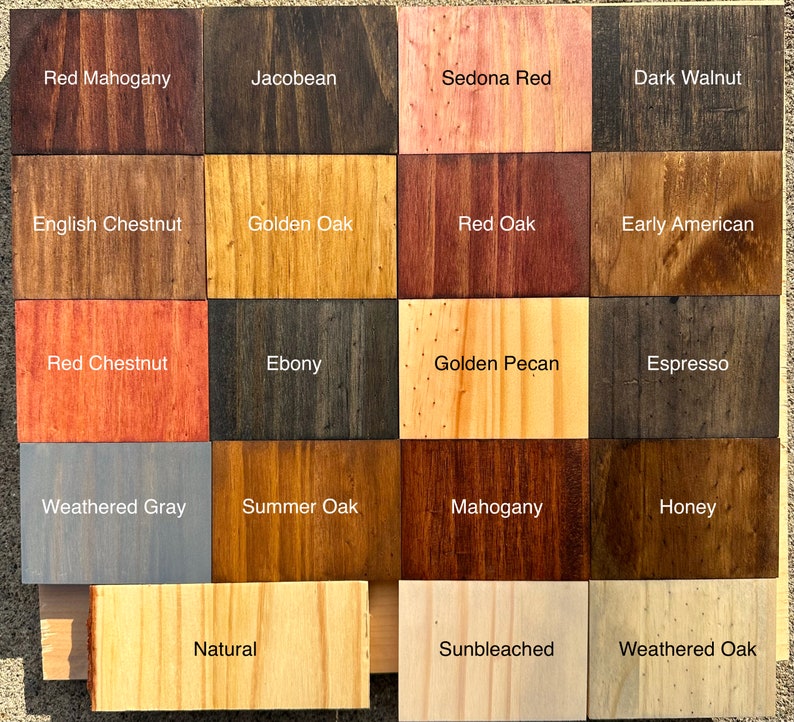 Op de afbeelding: Een raster van houtvlekstalen in verschillende kleuren, waaronder Red Mahogany, Jacobean, Sedona Red en Dark Walnut. Elk monster is gelabeld met zijn naam in witte tekst. Andere kleuren zijn Golden Oak, Ebony en Honey.