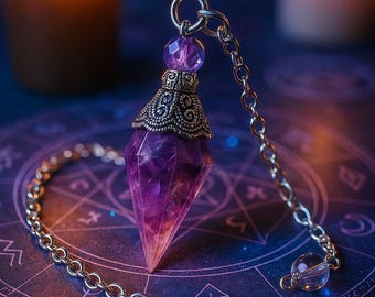 Könnte beinhalten: Ein lila Kristallpendel mit einer silbernen Kette und dekorativen Details. Das rautenförmige Pendel hängt an einer Kette mit einer kleinen Kristallperle. Der Hintergrund zeigt eine dunkelblaue Oberfläche mit einem Sternmuster und zwei brennenden Kerzen.
