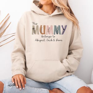 Custom-hoodie 'This Mummy Belongs To', cadeau voor nieuwe moeder, Moederdagcadeaus, bloementop