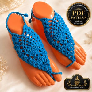 Puede incluir: Un par de sandalias descalzas de ganchillo azul brillante con un intrincado patrón de encaje calado. El diseño incluye un lazo para el dedo y una correa para el tobillo. Una insignia circular muestra el texto CROCHET BAREFOOT SANDALS PDF PATTERN.