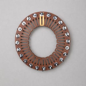 Conforme-chapeau avec clé centrale dorée, fournitures de chapellerie