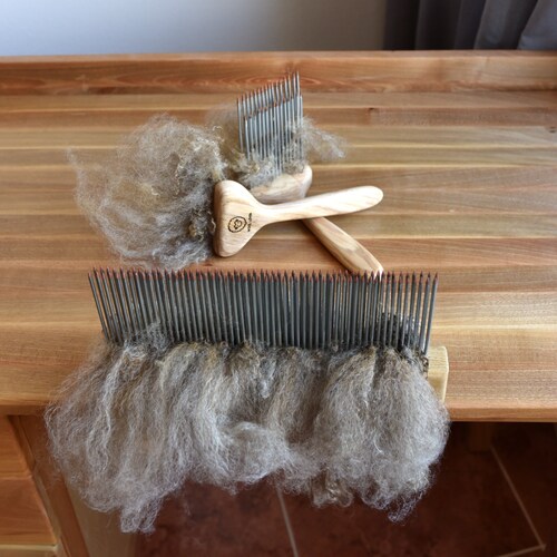 Hackle de laine. Kit de filature de laine. Peignes et hackles en laine.