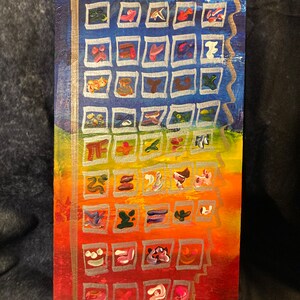 Puede incluir: Pintura abstracta sobre lienzo rectangular. La obra presenta una cuadrícula de pequeñas imágenes cuadradas en varios colores, sobre un fondo degradado de rojo, naranja, amarillo y azul. Líneas plateadas enmarcan los cuadrados.