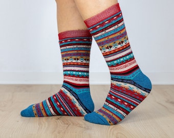 Può includere: Un paio di calzini colorati con un motivo geometrico in tonalità di rosso, blu, bianco e nero. I calzini sono realizzati in un materiale morbido e confortevole e sono perfetti per aggiungere un tocco di colore a qualsiasi outfit.