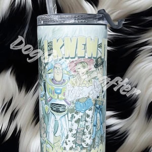 K&ouml;nnte beinhalten: Ein zylindrischer Becher mit transparentem Kunststoffdeckel und Strohhalm, der einen farbenfrohen Grafikdruck von Buzz Lightyear, Jessie und Woody aus Toy Story zeigt. Der Text "I KNEW IT" ist oben und unten in Gelb aufgedruckt.