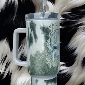 K&ouml;nnte beinhalten: Ein wei&szlig;er Becher mit gr&uuml;nem Kuhfleckenmuster, einem stabilen Griff, einem durchsichtigen Deckel und einem Kunststoffstrohhalm. Der Becher zeigt eine Grafik eines Weltraum-Ranger-Charakters, umgeben von floralen Elementen und dem Text I KINDA FRY.