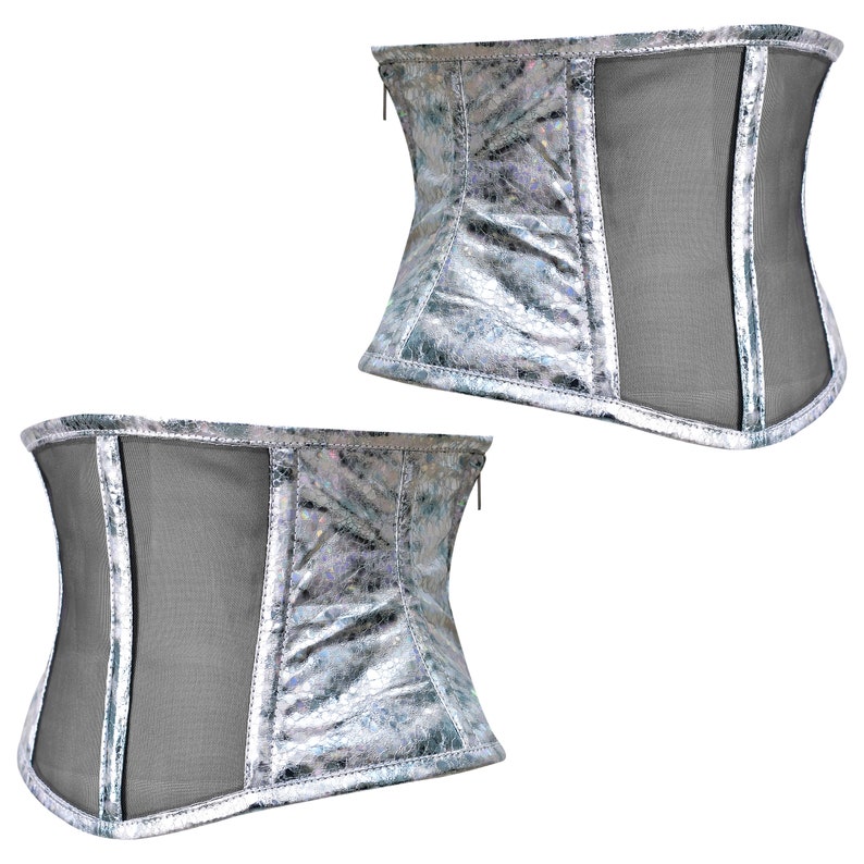 K&ouml;nnte beinhalten: Zwei silberne und schwarze Korsetts mit einem Mesh-Panel vorne. Die Korsetts haben einen Rei&szlig;verschluss auf der R&uuml;ckseite.