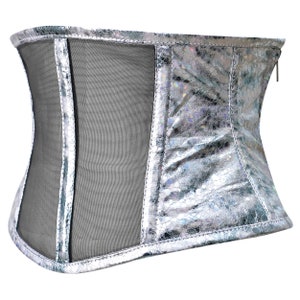 K&ouml;nnte beinhalten: Ein silbernes Korsett mit einem Mesh-Panel auf der R&uuml;ckseite. Das Korsett hat einen Rei&szlig;verschluss und ein gl&auml;nzendes, irisierendes Finish.