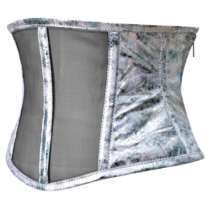 K&ouml;nnte beinhalten: Ein silbernes Korsett mit einem Mesh-Panel auf der R&uuml;ckseite. Das Korsett hat einen Rei&szlig;verschluss und ein gl&auml;nzendes, irisierendes Finish.