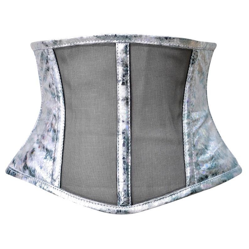 K&ouml;nnte beinhalten: Ein silbernes Korsett mit einem Mesh-Panel an der Vorderseite. Das Korsett hat ein gl&auml;nzendes, irisierendes Finish.