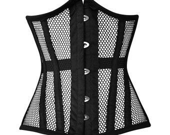 Può includere: Corsetto in rete nera con chiusura a busk e occhielli metallici. Il corsetto ha una silhouette aderente e una schiena bassa.