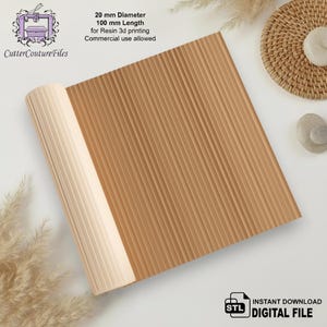 Può includere: Un materiale beige testurizzato con scanalature verticali, arrotolato e piatto. Il testo sull'immagine recita: "20 mm di diametro, 100 mm di lunghezza per la stampa 3D in resina, uso commerciale consentito."