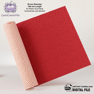 Könnte beinhalten: Ein rotes, strukturiertes 3D-gedrucktes Design mit einem Durchmesser von 20 mm und einer Länge von 100 mm. Das Design ist aufgerollt und zeigt die Innenseite des Designs, die hellrosa mit kleinen Löchern ist. Der Text "STL SOFORTIGER DOWNLOAD DIGITALE DATEI" befindet sich in der unteren rechten Ecke des Bildes.