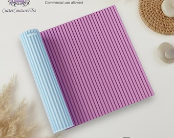 Könnte beinhalten: Eine digitale Datei für den 3D-Druck mit einer violetten, quadratischen, texturierten Platte mit vertikalen Rillen und einer hellblauen zylindrischen Walze mit vertikalen Kerben. Text: 20 mm Diameter, 100 mm Length, for Resin 3d printing, Commercial use allowed, CutterCoutureFiles, und INSTANT DOWNLOAD DIGITAL FILE.