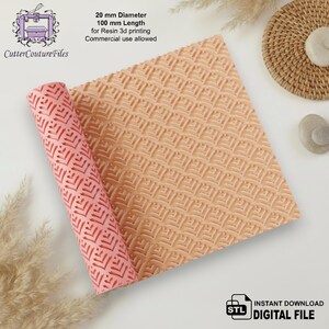 Könnte beinhalten: Eine gerollte Folie mit einem geometrischen Muster in Koralle und Beige. Der Text lautet: "20 mm Durchmesser 100 mm Länge für Resin 3D-Druck Kommerzielle Nutzung erlaubt". Der Text "SOFORT-DOWNLOAD DIGITALE DATEI" ist ebenfalls vorhanden.