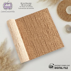 Può includere: Materiale per stampa 3D in resina arrotolato e strutturato, di colore marrone chiaro, con un diametro di 20 mm e una lunghezza di 100 mm. Il materiale è progettato per la stampa 3D in resina ed è disponibile come file digitale. Il testo "CutterCoutureFiles" è visibile.