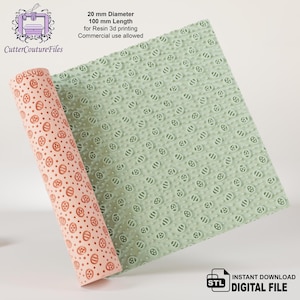 Può includere: Un file digitale per la stampa 3D di un foglio testurizzato verde e rosa di 20 mm di diametro e 100 mm di lunghezza, con un motivo ripetitivo di piccoli cerchi. Il testo "20 mm di diametro 100 mm di lunghezza per la stampa 3D in resina Uso commerciale consentito" è visibile nell'immagine.