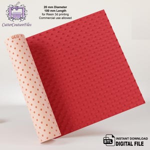 Può includere: Un foglio di texture rosso stampato in 3D con un diametro di 20 mm e una lunghezza di 100 mm. Il foglio è realizzato per la stampa 3D in resina ed è utilizzabile a livello commerciale. Il foglio è arrotolato e l'interno del rotolo è di colore rosa chiaro.