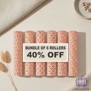 Könnte beinhalten: Ein Set aus sechs Rollen mit Pfirsich- und Crememuster. Die Rollen zeigen verschiedene Designs, darunter florale und geometrische Muster. Der Text auf dem Bild lautet "BUNDLE OF 6 ROLLERS 40% OFF".