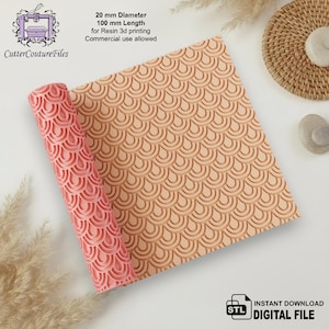 Puede incluir: Un rodillo rosa estampado con una lámina texturizada a juego. El rodillo tiene 2 cm de diámetro y 10 cm de largo. La lámina y el rodillo tienen un diseño semicircular repetitivo. La imagen incluye el texto "CutterCoutureFiles".