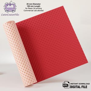 Può includere: Un foglio testurizzato rosso e rosa per la stampa 3D in resina. Il foglio ha un diametro di 20 mm e una lunghezza di 100 mm. Il testo "INSTANT DOWNLOAD DIGITAL FILE" è visibile nell'angolo in basso a destra dell'immagine.
