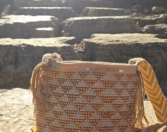 Bolso Wayuu con cuentas / Bandolera mediana con correa de cuentas doradas / Bolso tipo cubo colombiano tejido a crochet / Bolso artesanal bohemio / Comercio justo