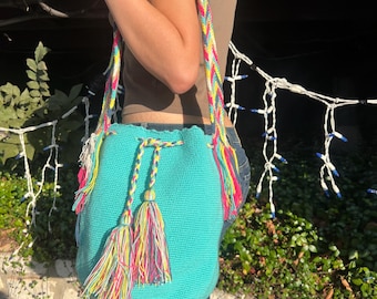Mochila Wayuu Grande Aqua / Bolso Bandolera Sostenible / Bolso de Hombro Tejido / Diseño Ético de Aiuna / Hecho a Mano por Artesanos Colombianos