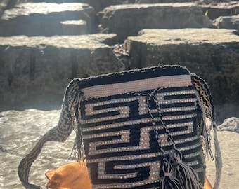 Bolso Wayuu con diamantes de imitación: bandolera grande de crochet negra, mochila colombiana