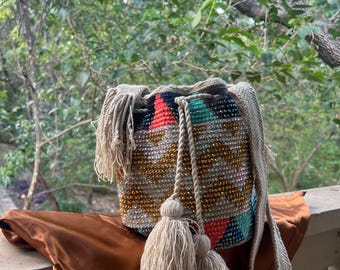 Mochila Wayuu: Bandolera colombiana tejida a mano con cristales / Bolso bohemio / Ecológico y sostenible, hecho por mujeres artesanas