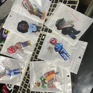 Build a box Item - 90er Jahre Hip Hop N West Coast Group Acryl Anhänger Set - Vielseitig einsetzbar für Autospiegel, Rucksäcke und Schlüsselanhänger - Ideal für Rap Fans