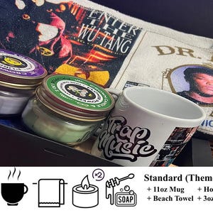Puede incluir: Un set de regalo con una toalla blanca, una taza con la frase "Trap Music" impresa, dos velas de 3 oz y dos jabones de miel. La caja está decorada con una toalla blanca con la frase "Dr. Dre" impresa y una imagen en blanco y negro de un hombre. La caja también incluye una imagen en blanco y negro de un hombre con la frase "Enter the Wu-Tang" impresa.