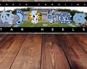 Puede incluir: Un cartel en blanco y negro con las palabras "NORTH CAROLINA TAR HEELS" en letras blancas. El cartel tiene cuatro logotipos: una "N" azul con una "C" blanca dentro, una huella azul, un carnero blanco con un "UNC" azul en la cabeza y una mascota azul con un "Carolina Tar Heels" blanco en su camiseta.