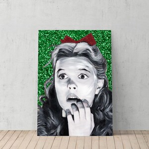 Può includere: Un ritratto in bianco e nero di una donna con un fiocco rosso nei capelli. Lo sfondo è un motivo di glitter verde.