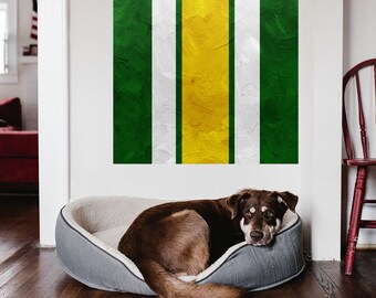Puede incluir: Un perro marrón está acostado en una cama de perro gris con una pared rayada de blanco y verde detrás. La pared tiene una franja amarilla en el medio.