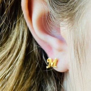 Pendientes de letra inicial de oro diminuto • Regalos de dama de honor • Iniciales personalizadas • Regalo para ella • Regalo de despedida de soltera • Pendientes lindos