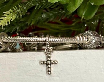 Ciondolo a croce con perline in argento sterling 925: pendente religioso per bracciale e collana.