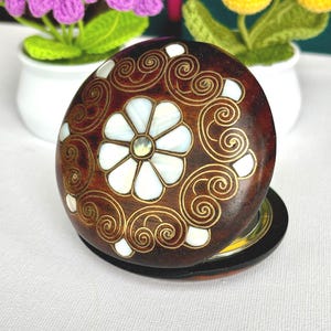 Espejo compacto de maquillaje de madera de nogal con incrustaciones de nácar, diseño personalizado, hecho a mano, regalo único para ella, mujeres, niñas, cumpleaños, maestras, madres